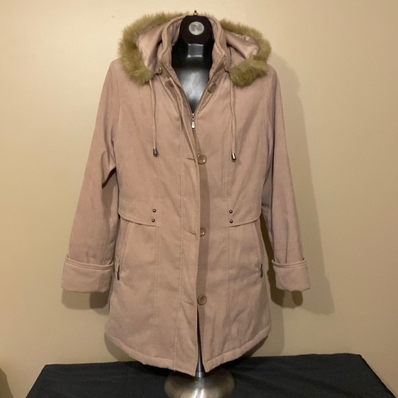 Ladies winter jacket, gently used - Picture 1 of 2
